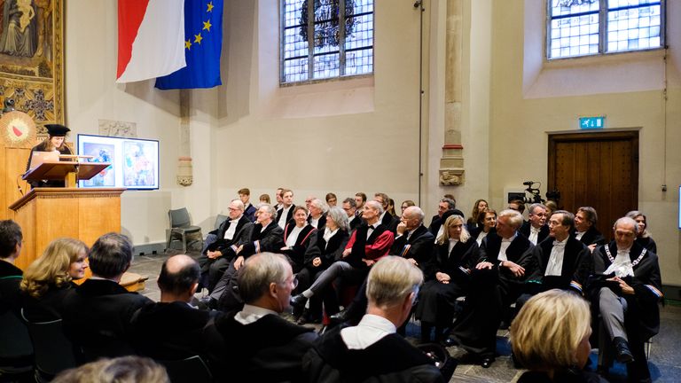 Hoogleraren in toga en publiek tijdens een oratie in Utrecht